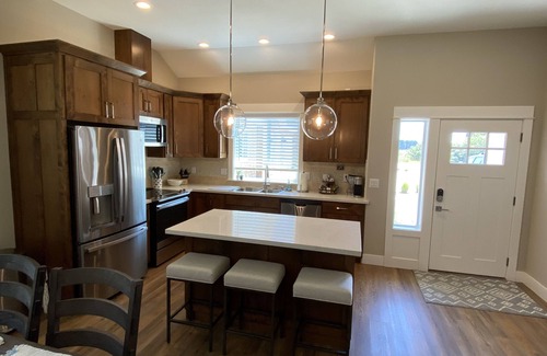 Long Beach Condo | Short walk to BEACH - 3 bedrooms w/TVs- SLEEPS 6 - Dogs OK!