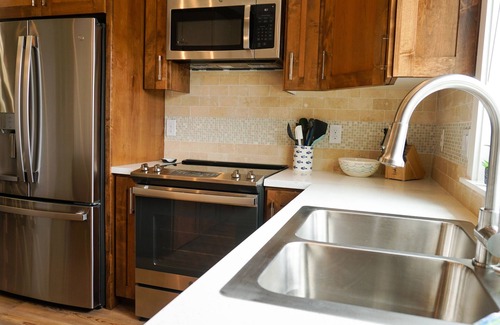 Long Beach Condo | Short walk to BEACH - 3 bedrooms w/TVs- SLEEPS 6 - Dogs OK!