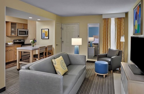 Middleburg Heights Hotel | Short Walk to Lake to Lake Western Trail Head! 2 Spacious Units W/Full Kitchen