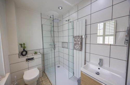 Thurso House | Short Walk to the Beach - 2 Guests - Free Parking