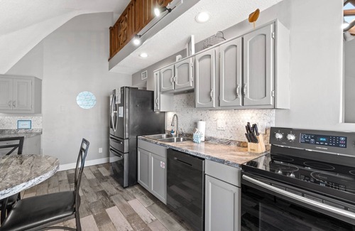 Bel Air House | Short Walk To Beach | Firepit | Additional Studio