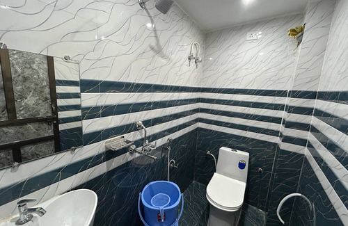 Varanasi Bed & Breakfast | SHREE GOMUKH RESIDENCY Guest house located near to river bank & temple, 250 mtrs