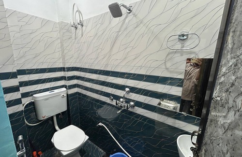Varanasi Bed & Breakfast | SHREE GOMUKH RESIDENCY Guest house located near to river bank & temple, 250 mtrs