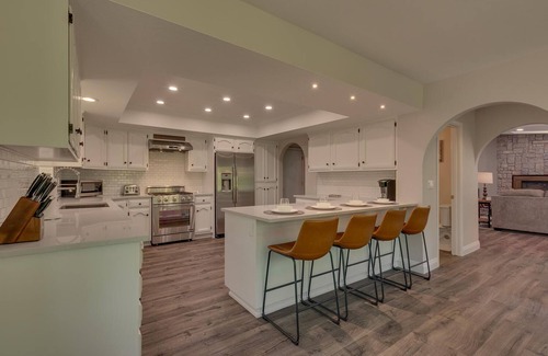 Country Club Estates House | Shuffleboard Table, Golden Tee & Pac Man Arcades, Foosball, Spa + 7mins to Lake – TreeHouse Estate