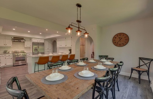 Country Club Estates House | Shuffleboard Table, Golden Tee & Pac Man Arcades, Foosball, Spa + 7mins to Lake – TreeHouse Estate