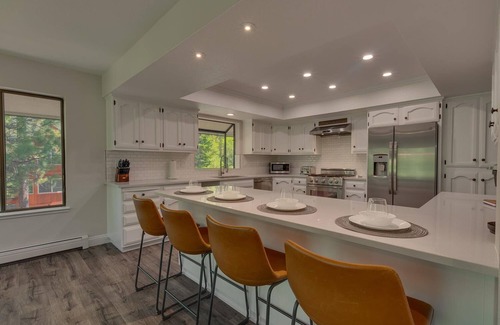 Country Club Estates House | Shuffleboard Table, Golden Tee & Pac Man Arcades, Foosball, Spa + 7mins to Lake – TreeHouse Estate
