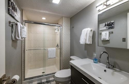 Angel Fire House | Shuttle Path To Ski Resort Family-friendly