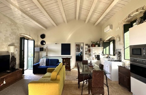 Canicattini Bagni Villa | Sicilian villa surrounded by greenery