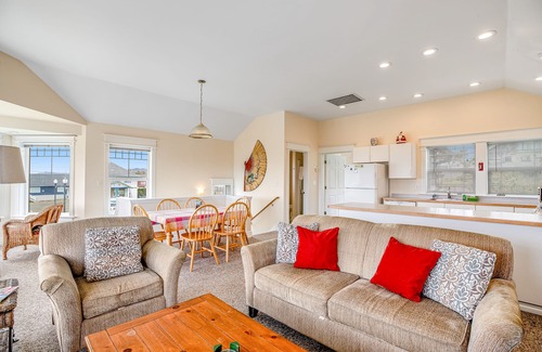 Newport House | Side-by-side ocean view homes with enclosed yards & hot tubs - 1 block to beach