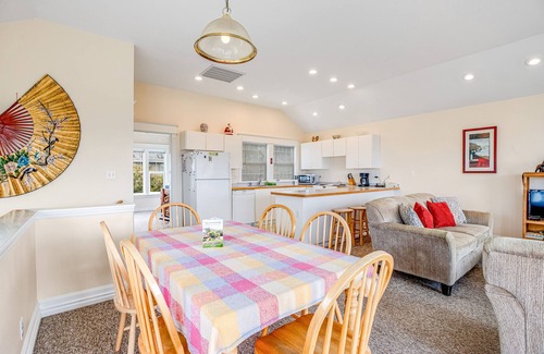 Newport House | Side-by-side ocean view homes with enclosed yards & hot tubs - 1 block to beach
