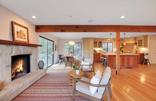 Montecito House | Sierra Skies - 4BR Montecito Retreat w/Hot Tub + Views + Close to Beach + Town