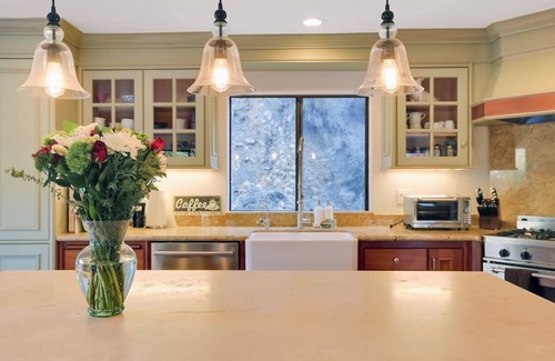 Montecito House | Sierra Skies - 4BR Montecito Retreat w/Hot Tub + Views + Close to Beach + Town