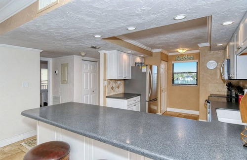 Siesta Key Condo | Siesta Key - 2BR - Beachfront Condo on Crescent Beach - Heated Pool - Tennis Ct