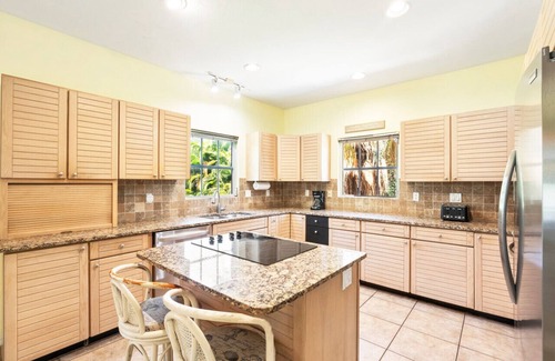 Siesta Key Village Apartment | Siesta Key Village, Heated Pool, Beach Access 4 min Walk, 8bdr