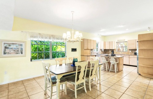 Siesta Key Village Villa | Siesta Key Village, Pool, Beach Access 4-min. Walk, 3bdr