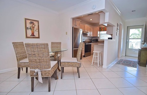 Siesta Key Condo | Siesta Key Waterfront Condo on Turtle Beach Inlet. Fish, Swim & Boat just Steps from Your Door. The