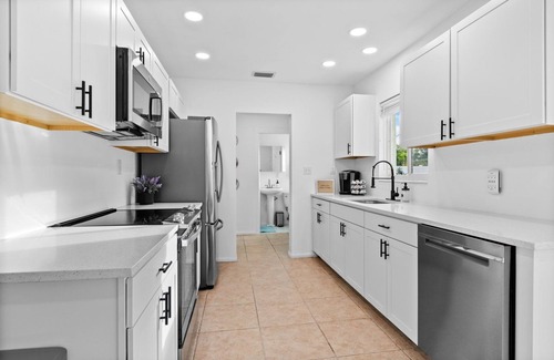 South Sarasota House | Siesta Vacation~10 mins to Beach & Downtown~Pet Friendly~King Bed~Fenced Yard