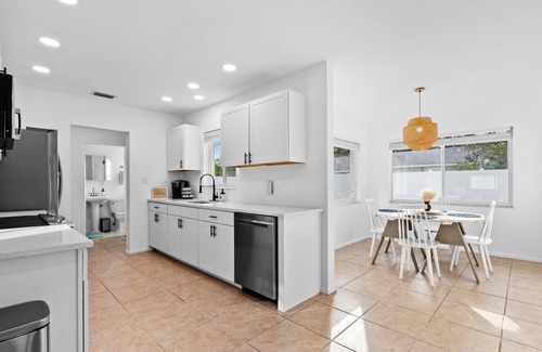 South Sarasota House | Siesta Vacation~10 mins to Beach & Downtown~Pet Friendly~King Bed~Fenced Yard