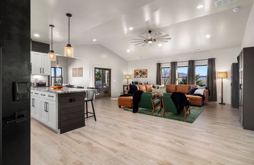 Canton House | Siga Siga Summit ~ Hot Tub ~ Views ~ Location!