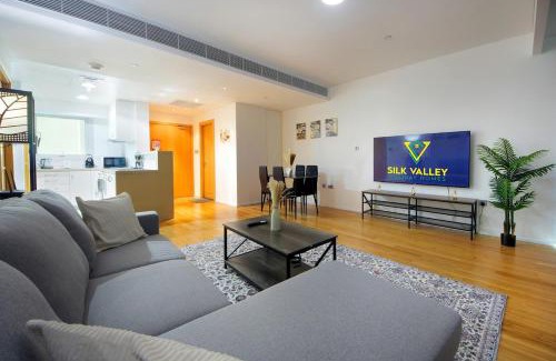 Al Raha Beach Apartment | Silk Valley - Luxury 1B with Direct Beach Access