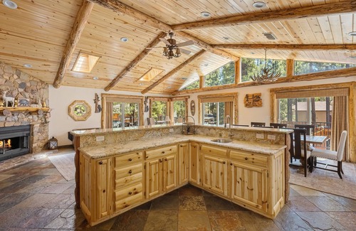 Fox Farm House | Silver Fox Resort. Jacuzzi Tub. BBQ. Games