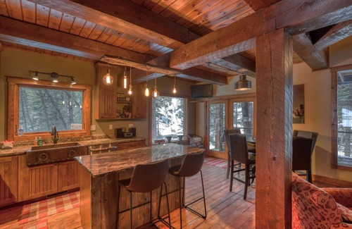 Deadwood Cabin | Silver King Lodge- private, hot tub and creek in your backyard!