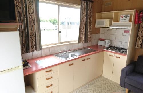 Lakes Entrance Hotel | Silver Sands Tourist Park