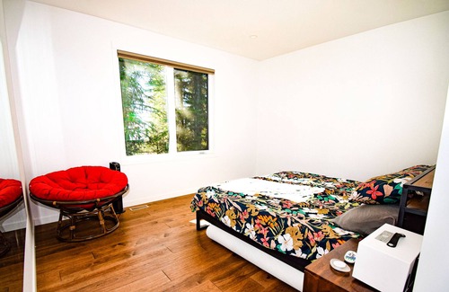Silver Star Mountain Ski Chalet | Silver Star Paradise, 3 bedrooms, Sleeps 10 with private Hot Tub Ski in/out