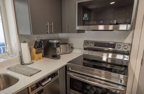 Poplar Grove Apartment | Silver Studio + Near Downtown