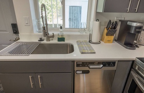 Poplar Grove Apartment | Silver Studio + Near Downtown