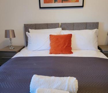 Hemel Hempstead Apartment | Silvertree Lodge - 2 double bed flat with parking