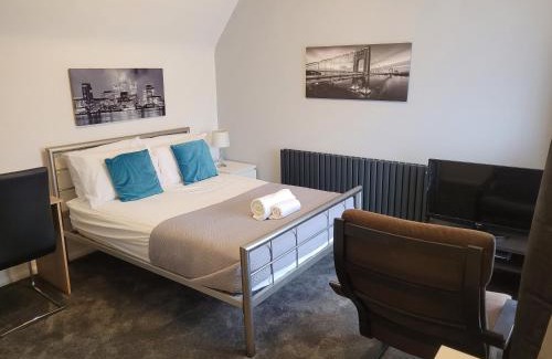 Hemel Hempstead Apartment | Silvertree Lodge - 2 double bed flat with parking