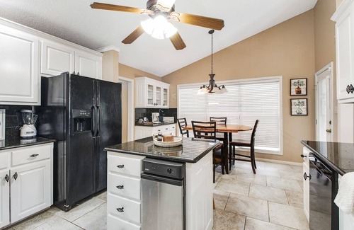 Mid America House | Silverwood: 5BR Lake+Hot Tub