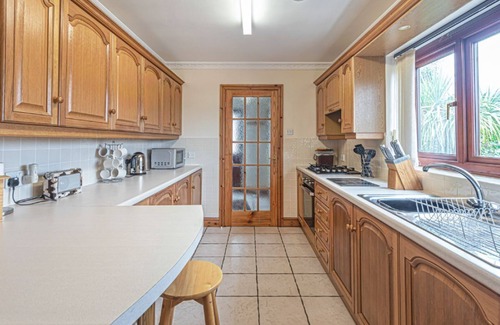 Beaumaris Cottage | Simdde Wen - a bungalow that sleeps 6 guests in 3 bedrooms