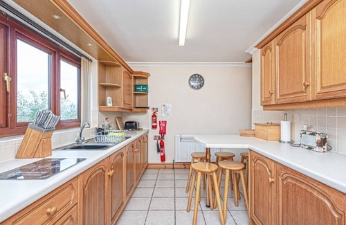 Beaumaris Cottage | Simdde Wen - a bungalow that sleeps 6 guests in 3 bedrooms