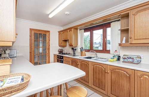 Beaumaris Cottage | Simdde Wen - a bungalow that sleeps 6 guests in 3 bedrooms
