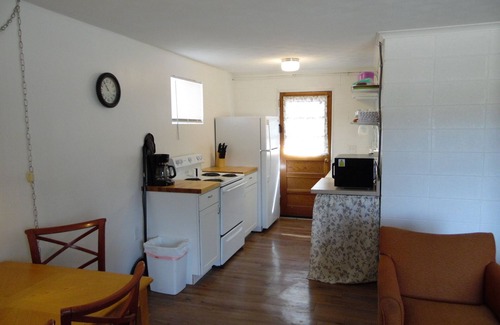 Jenkins Apartment | Simple, Clean, and Quiet Lakeside Getaway