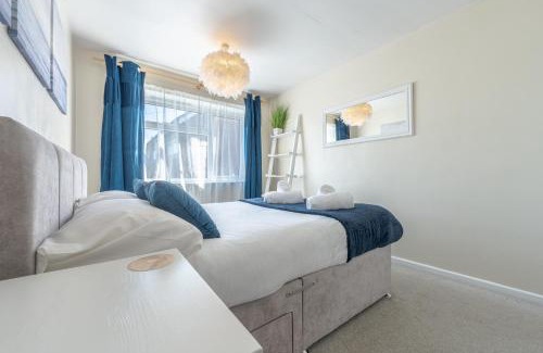 Newcastle-Under-Lyme Apartment | Simple Comforts - 2BR Flat with Free Parking in Newcastle-under-Lyme