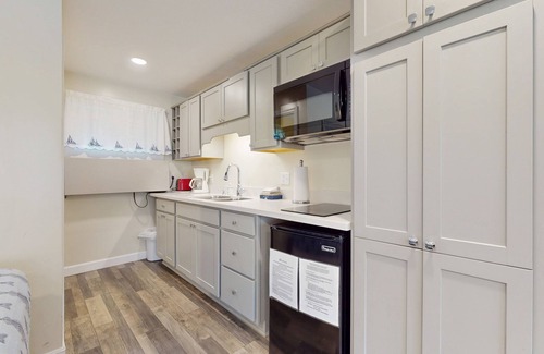 Ogunquit - Wells Apartment | Simple condo with patio, kitchenette, & pool terrace - walk to area's beaches