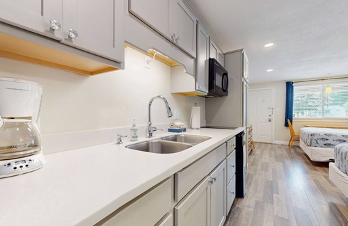Ogunquit - Wells Apartment | Simple condo with patio, kitchenette, & pool terrace - walk to area's beaches