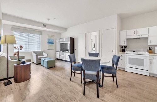 Far North Central Apartment | Simplicity At the Rim 1102 I Comy 3 Bed 2 Bath