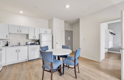 Far North Central Apartment | Simplicity At the Rim 1102 I Comy 3 Bed 2 Bath