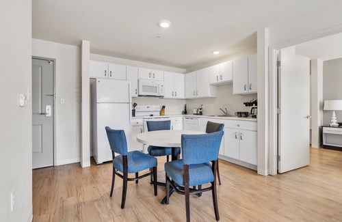 Far North Central Apartment | Simplicity At the Rim 1216 I Comfy 2 Bed 2 Bath
