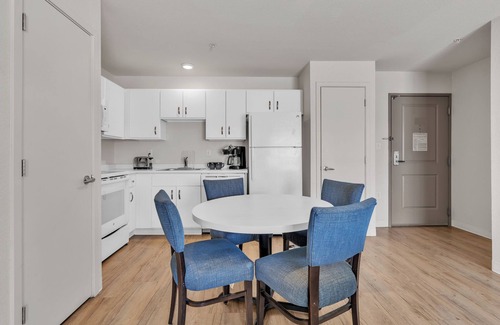 Far North Central Apartment | Simplicity At the Rim 1402 I Comfy 3 Bed 2 Bath