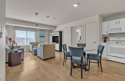 Far North Central Apartment | Simplicity At the Rim 1402 I Comfy 3 Bed 2 Bath