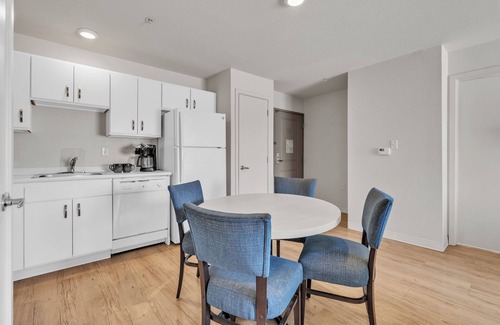 Far North Central Apartment | Simplicity At the Rim 1402 I Comfy 3 Bed 2 Bath