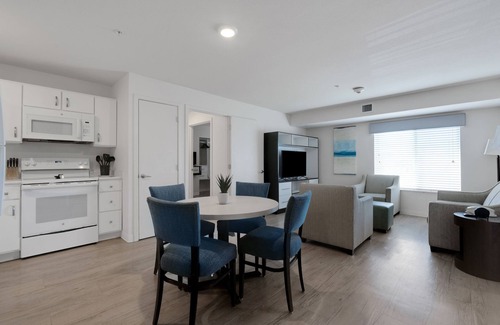 Far North Central Apartment | Simplicity At the Rim 1218 I Comfy 3 Bed 2 Bath