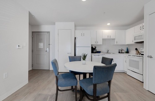 Far North Central Apartment | Simplicity At the Rim 1218 I Comfy 3 Bed 2 Bath