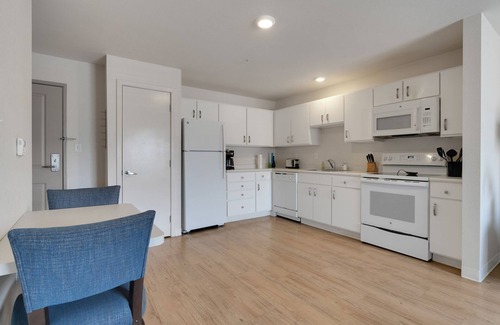 Far North Central Apartment | Simplicity At the Rim 1210 I Spacious 1 Bed 1 Bth