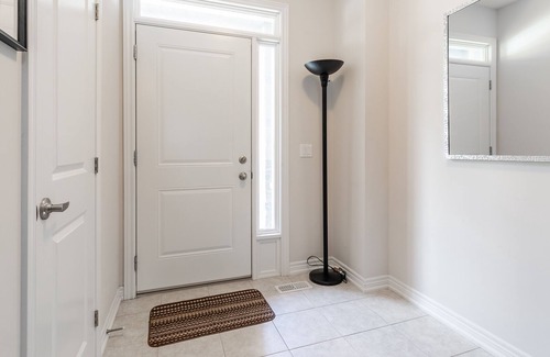 Stoney Creek House | Simply Comfort. 3BR 2.5BA Townhome 1 min to the Beach. BBQ.Parking